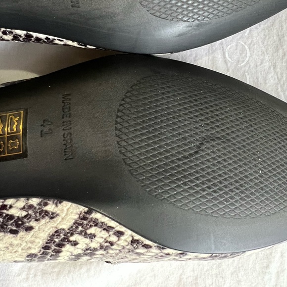 NWOT Snake print women’s leather loafers. - Picture 7 of 7